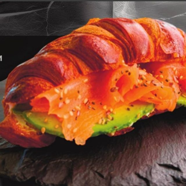 croissant con salmón, aguacate y queso creма