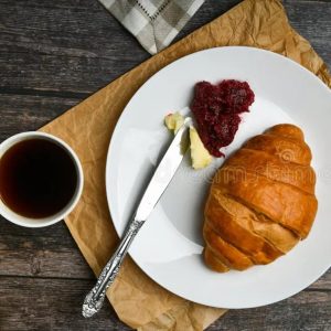 croissant con mantequilla y mermelada