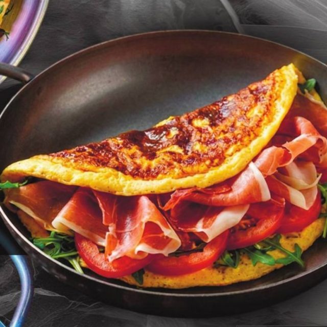tortilla con hamón, tomate y queso