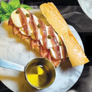 Бокаділья з моцарелою, помідором та анчоусами
