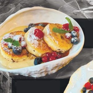 Сырники с ягодами и карамелью